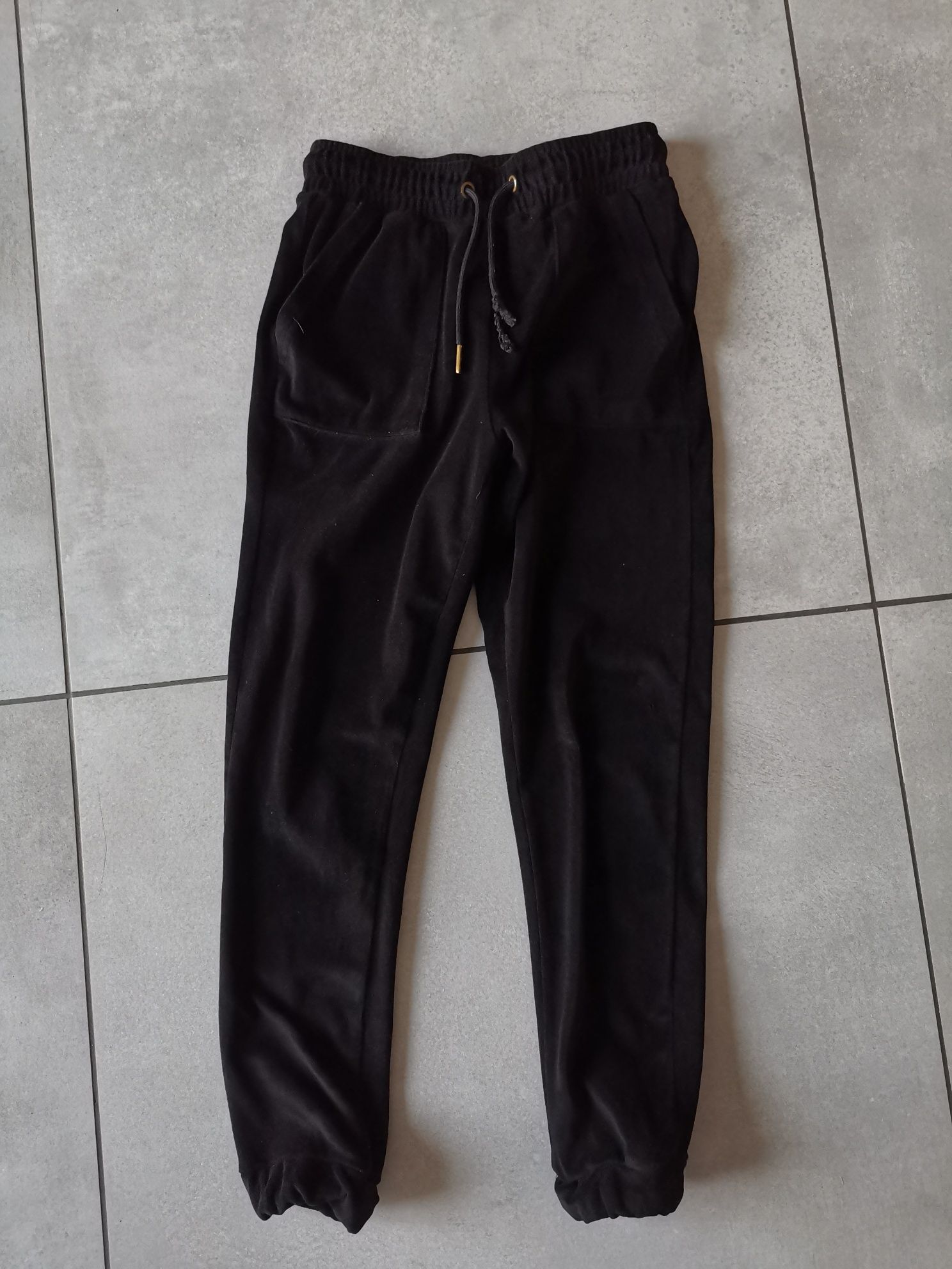 Czarne spodnie welurowe r 134