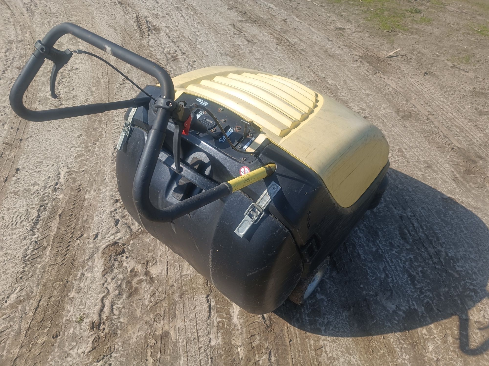 Zamiatarka spalinowa Karcher KM 85/50 W silnik honda  kostki posadzki