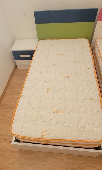 Cama individual em tons azul para menino