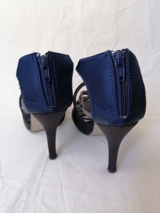 Sandálias de salto alto fino tricolor acetinadas