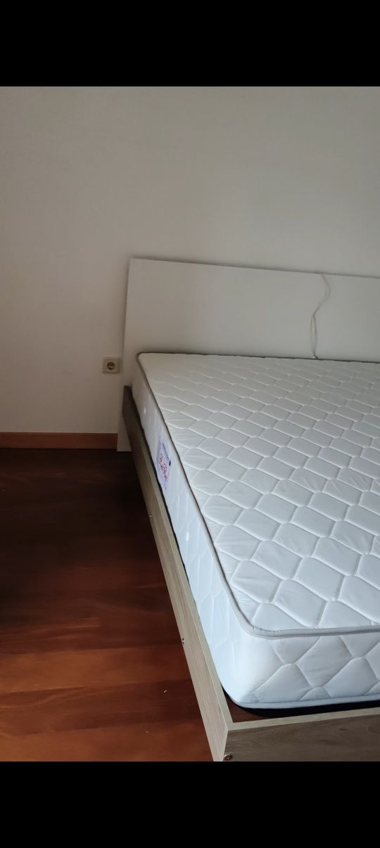 Cama de casal  1,90 por 1,40 Apenas a cama