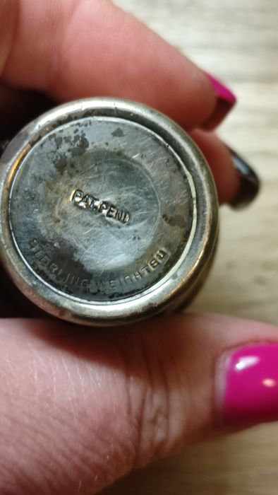 Mała metalowa buteleczka