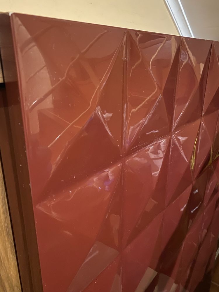 Sapateira com portas centrais detalhadas em lacado