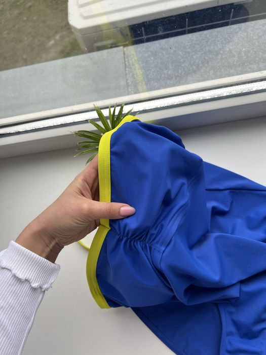 Яскравий суцільний купальник спільний злитний