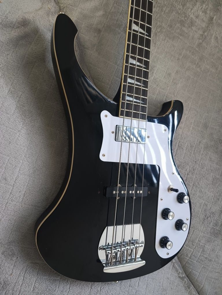 Gitara basowa typu Rickenbacker