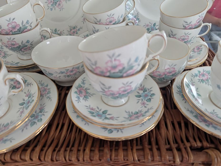 Zestaw filiżanek na 12 osob