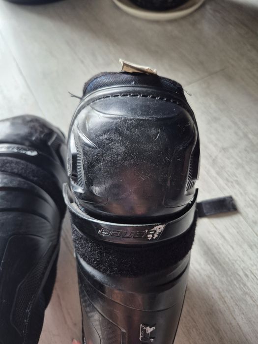 Nagolenniki hokejowe Bauer X INT – 11 cali, dobry stan