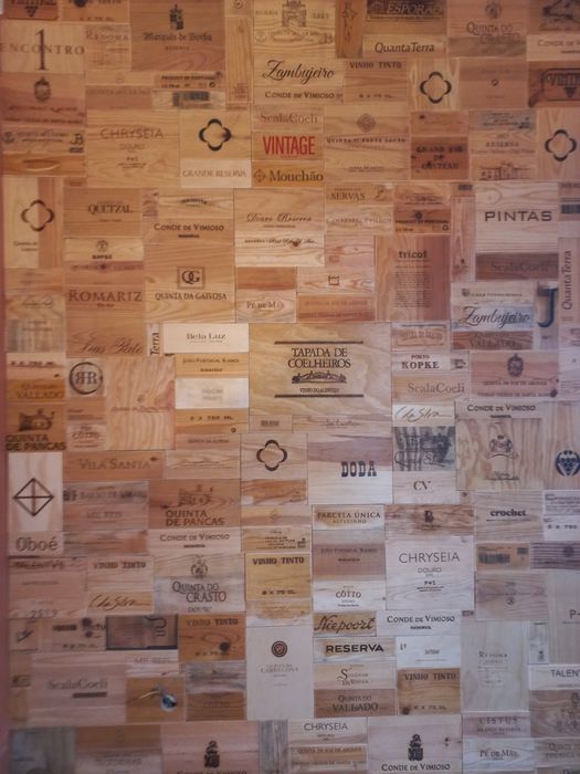 Painel/mural parede forrada com caixas madeira de vinho