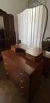 Cómoda e mesa de cabeceira