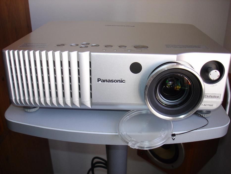 Projector Panasonic PT-AE700