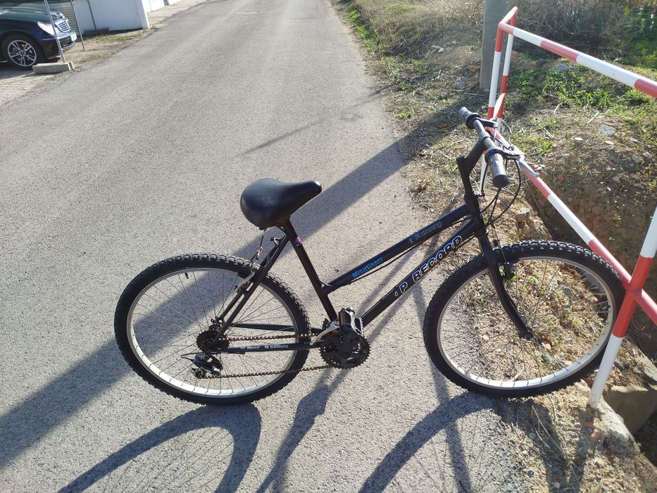 A bicicleta é preta. TOP RECORD