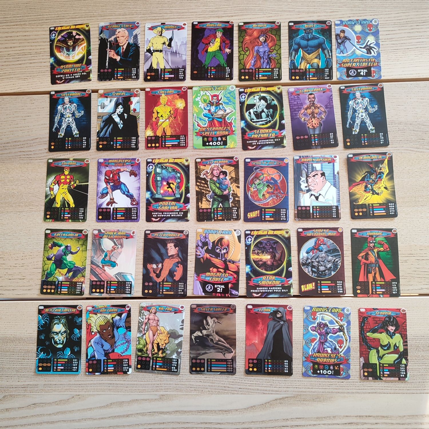 147 kolekcjonerskich kart Spiderman Heroes & Villains Marvel z 2013