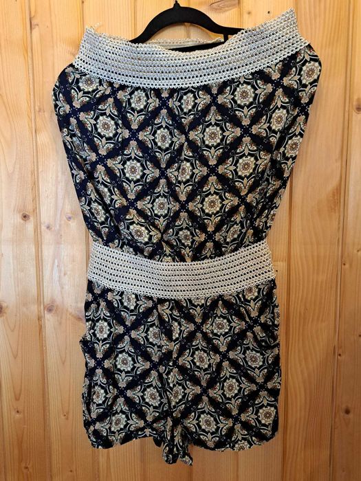 Granatowe bluzko-spodenki w kwiatowe wzory