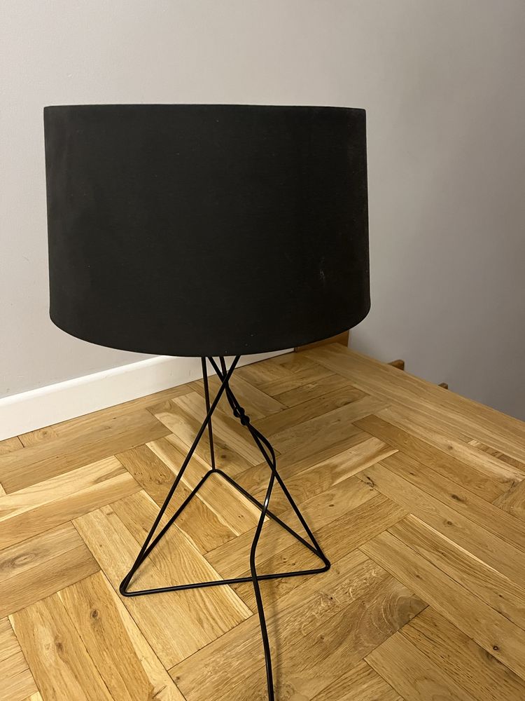 Lampa stojąca czarna