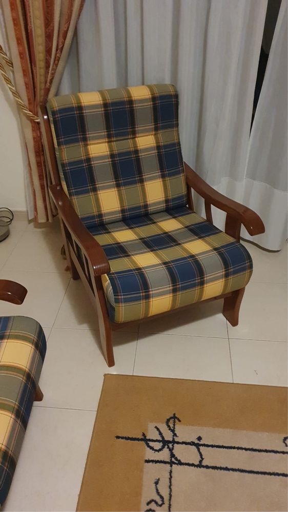 Sofa e dois cadeiroes +mesa - como novos