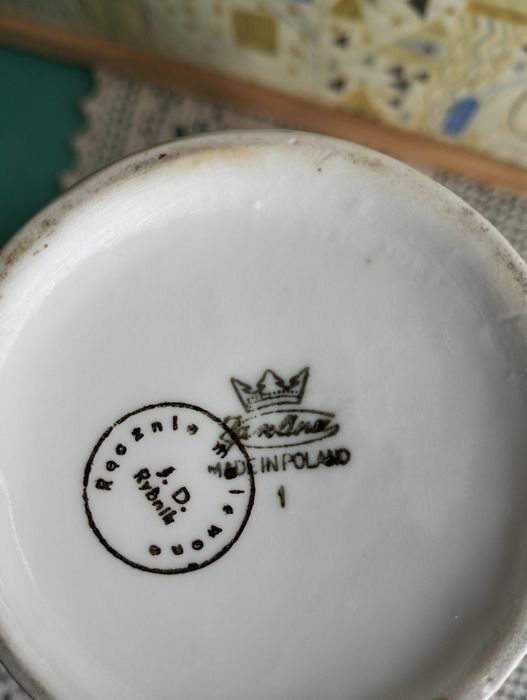 Porcelanowy dzbanek ze złoceniami; Karolina; okres PRL; ok.21cm. wys.