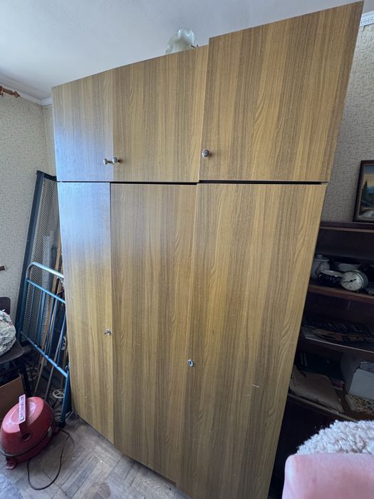 Шкаф з поличками