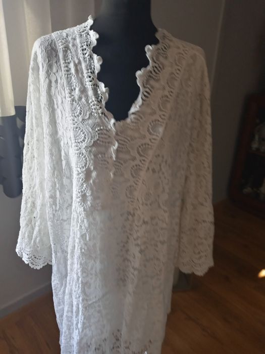 Sukienka 46 48 biala z koronki luzny fason
