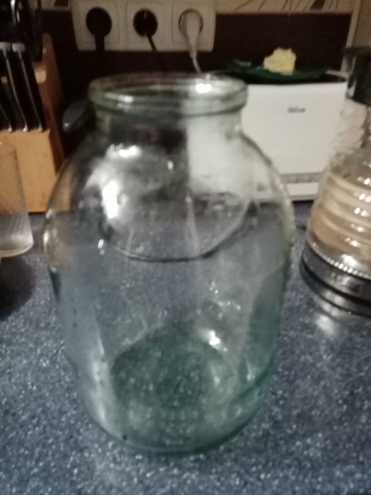 Продам бутыля 3л, банки твикс 0,5 до 1 литра