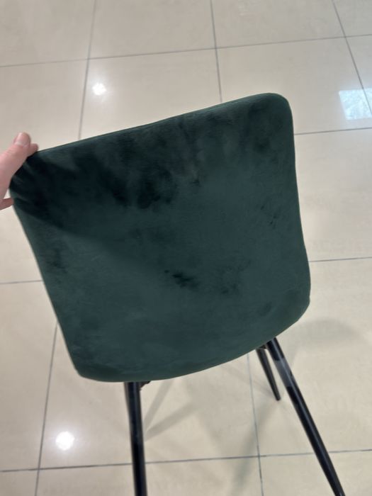 Зелені стільці з металевими ніжками