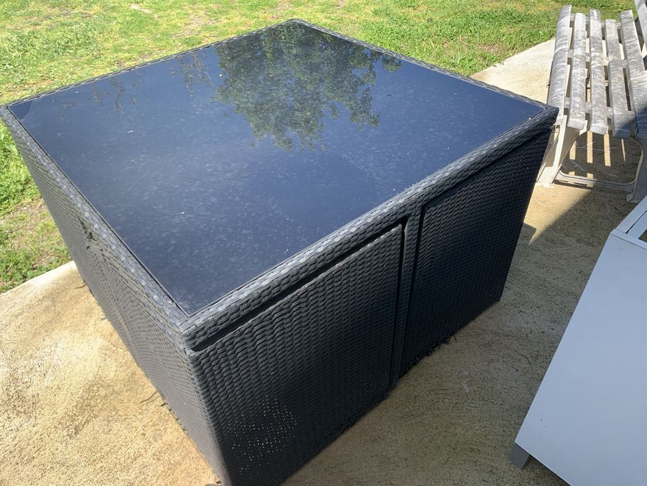Mesa jardim em rattan e alumínio com tampo de vidro