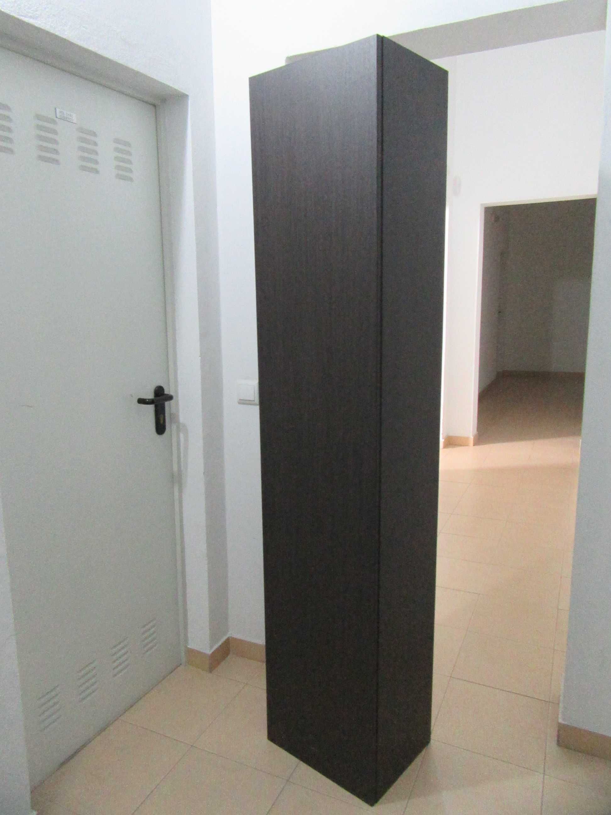 Móvel Alto Ikea com Prateleiras de Vidro