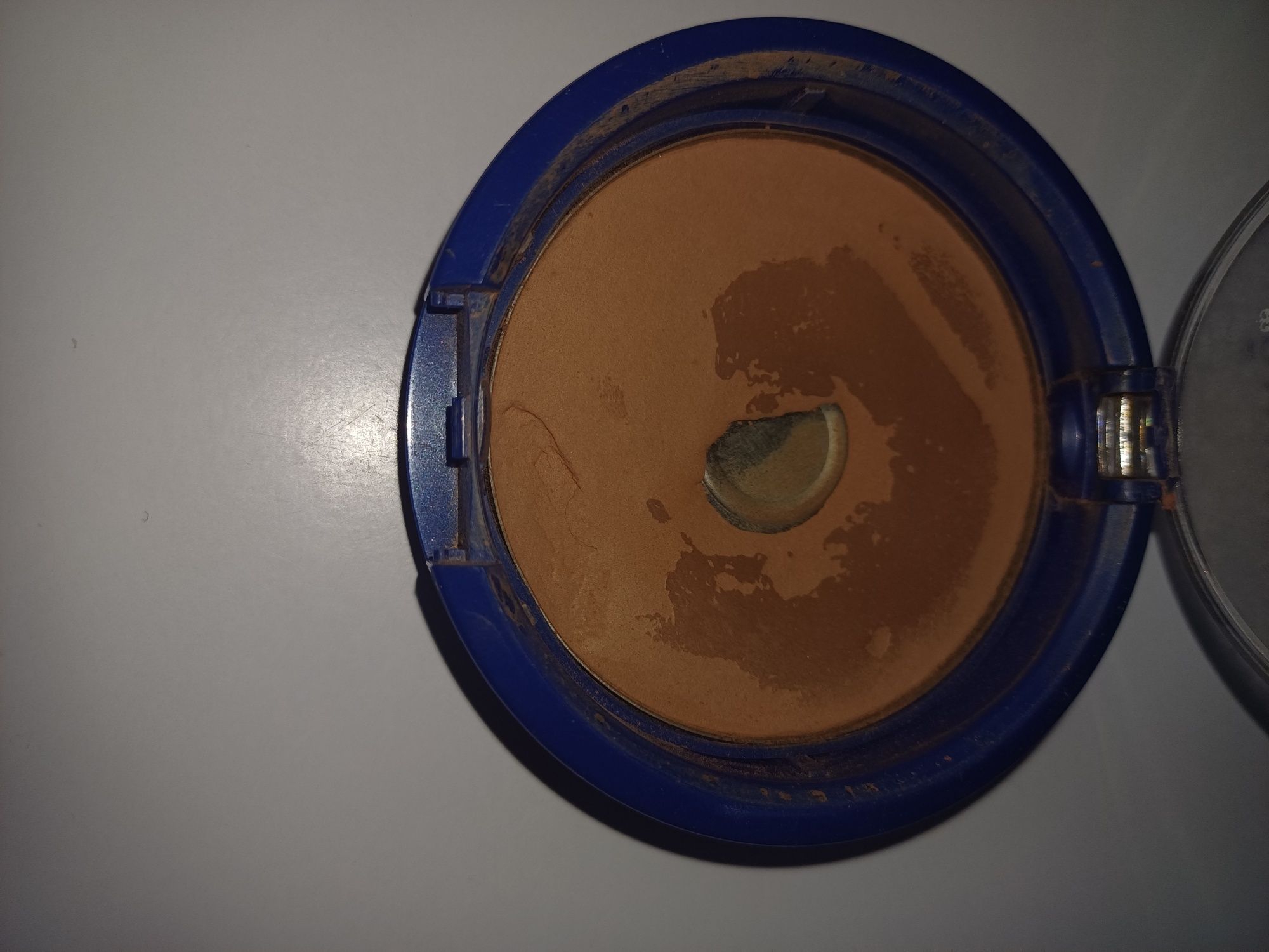 Rimmel London 400 natural beige puder w kompakcie