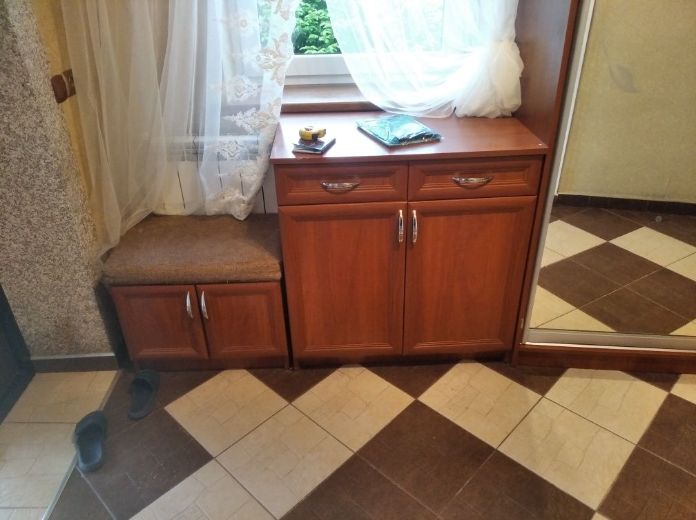 Прихожа шафа купе з тумбочками