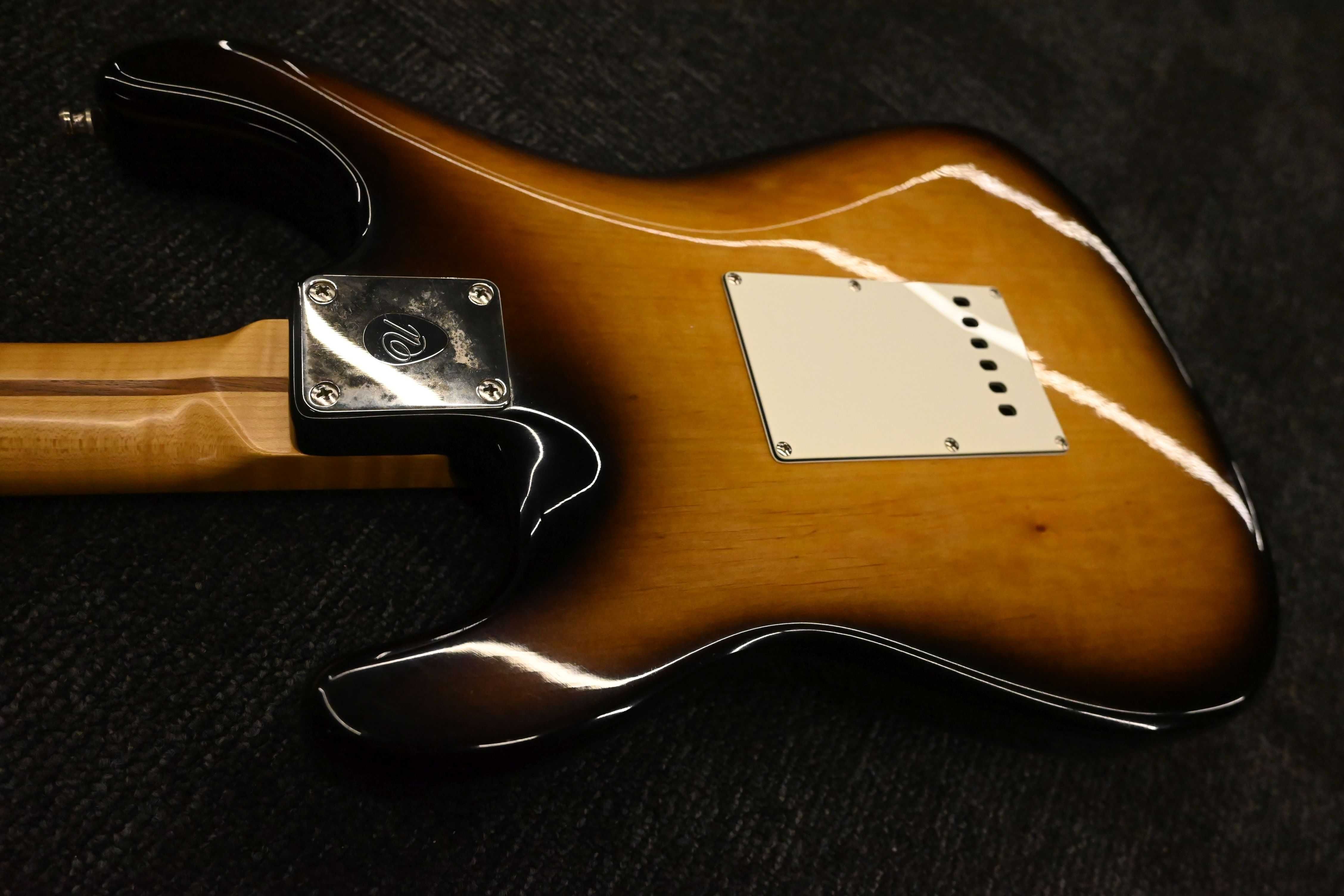 UFNAL Modern Classic Stratocaster, struny Fender