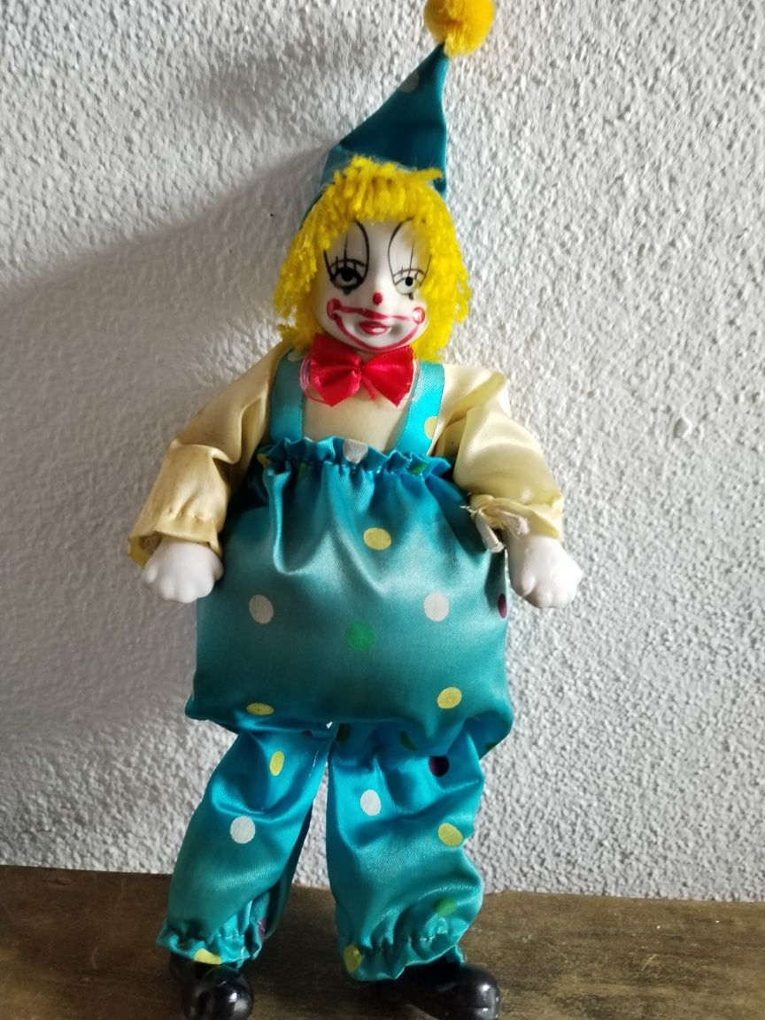 Palhaço com cara, mãos e pés em porcelana