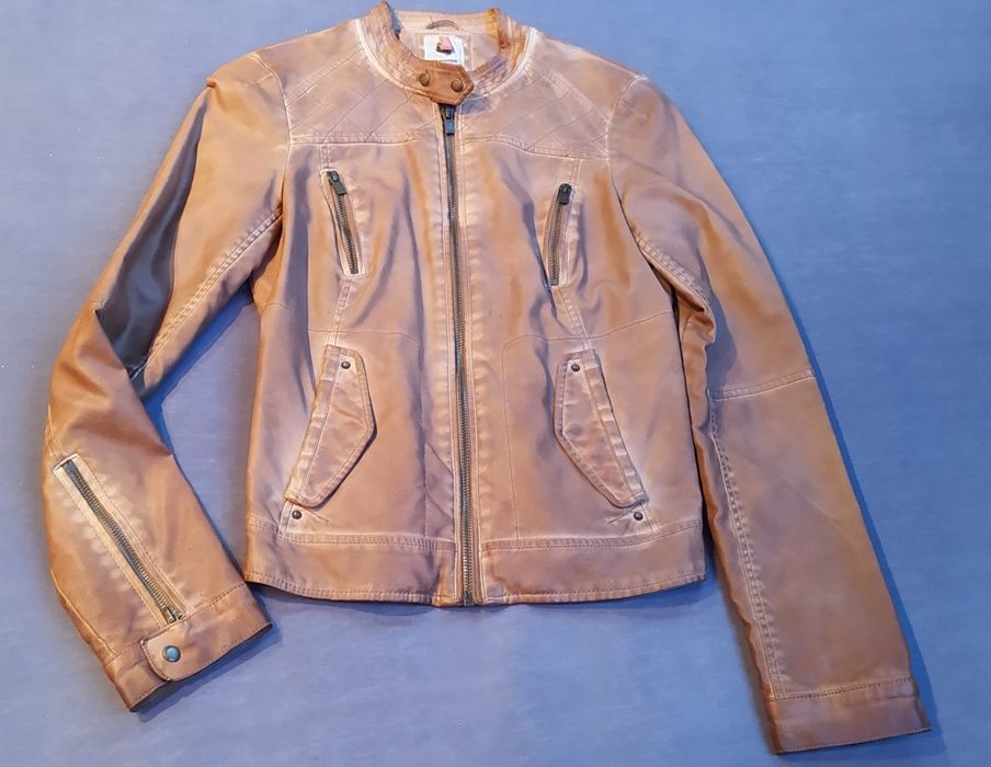 Brązowa kurtka ramoneska