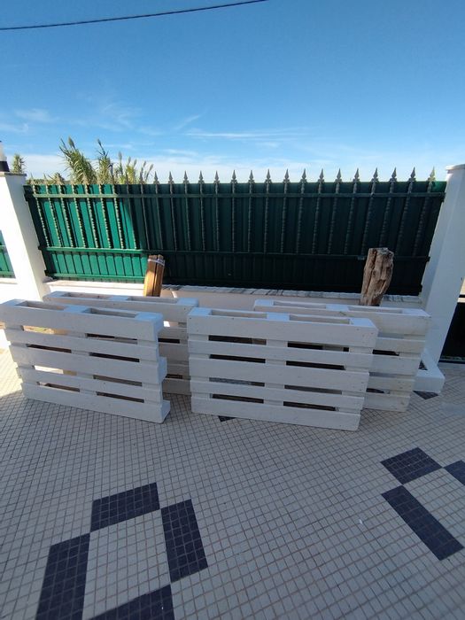 Paletes pintadas de branco