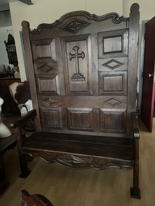 Banco em madeira de castanho sec XVIII