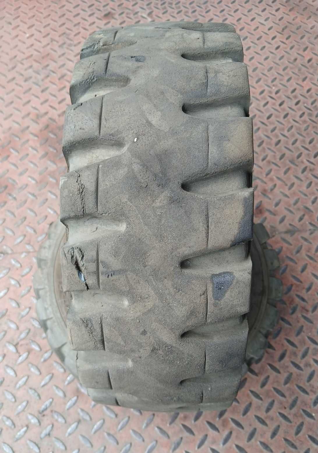 Opony Mastersolid 18x7-8 pełne Standard do wózka widłowego