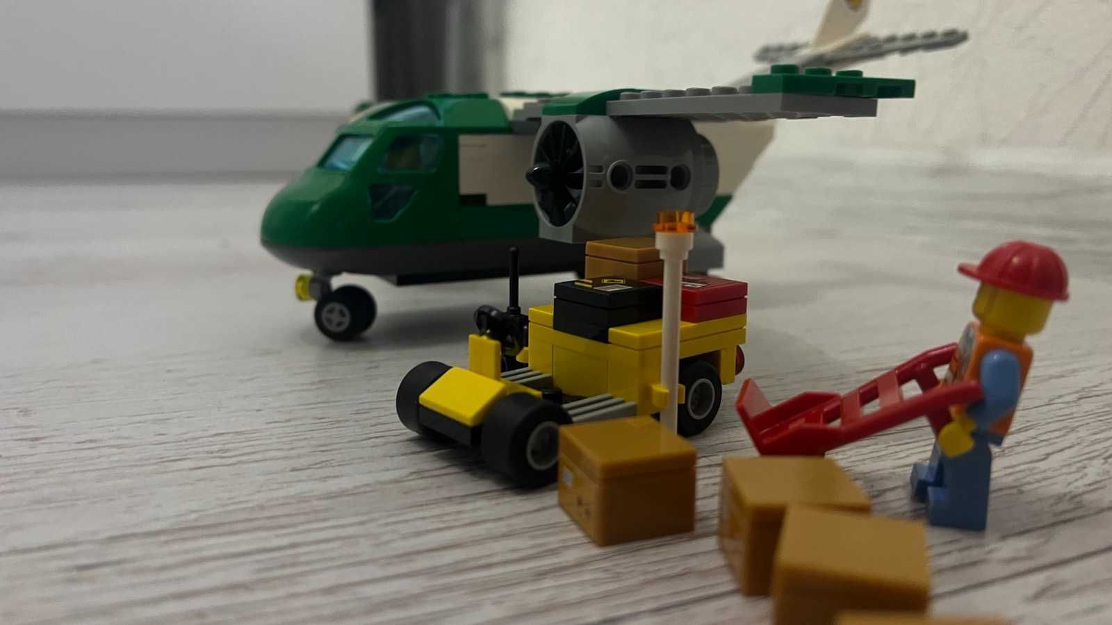 Конструктор LEGO Вантажний літак в Аеропорту (60101)