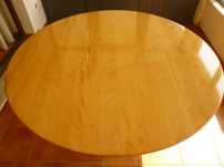 Tampo de mesa redondo em faia maciça. Ø 131 cm, espessura 4 cm.