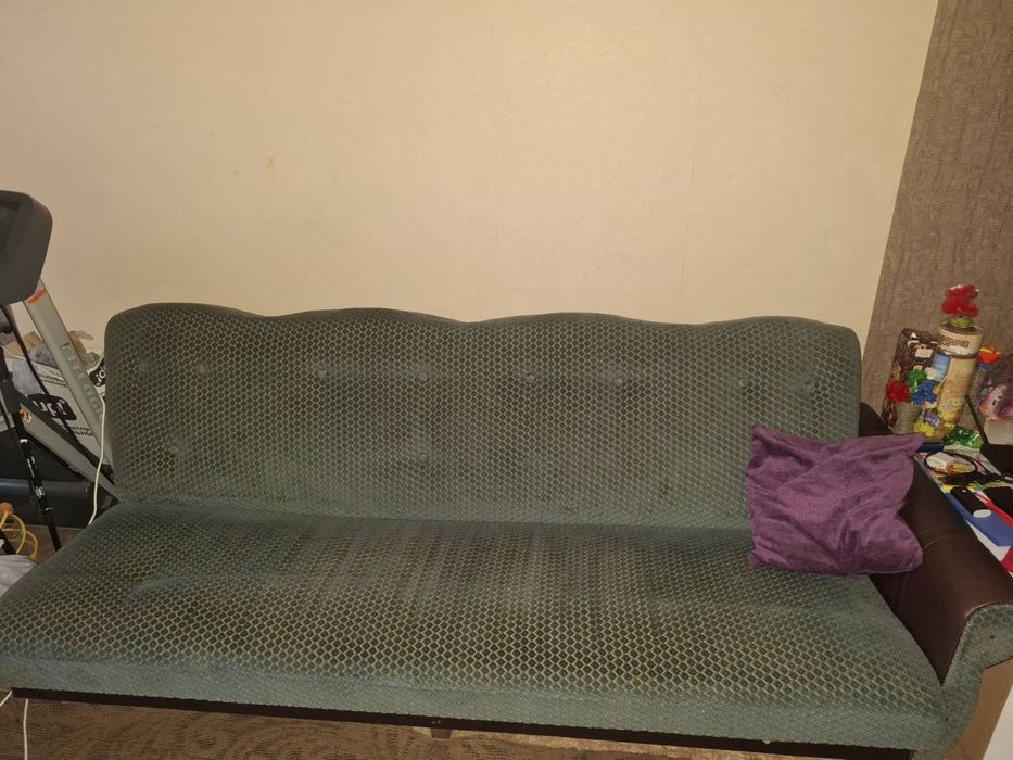 Віддам безкоштовно великий кутовий диван.