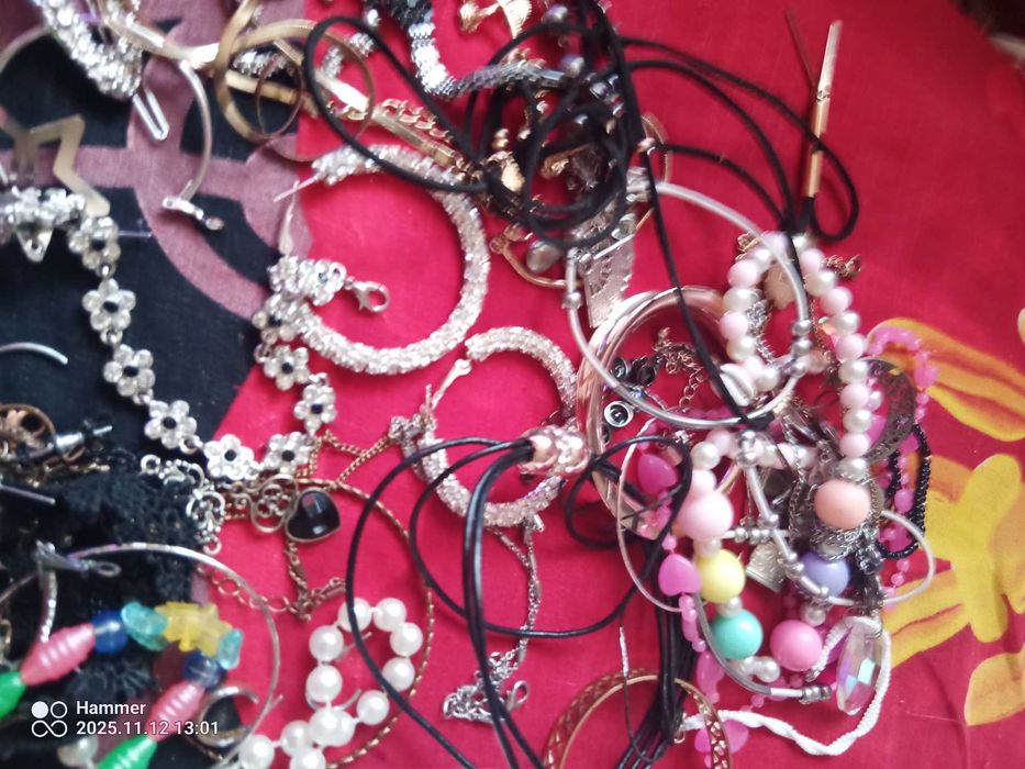 Sztuczna biżuteria mix około 1.5 kg