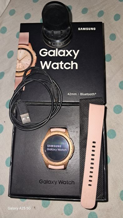 Smartwatch Samsung Galaxy 42mm dourado, bracelete rosa com caixa.