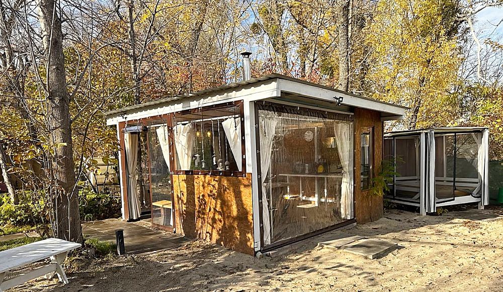 Тепла бесідка. Чан. Здається на Новий Рік.