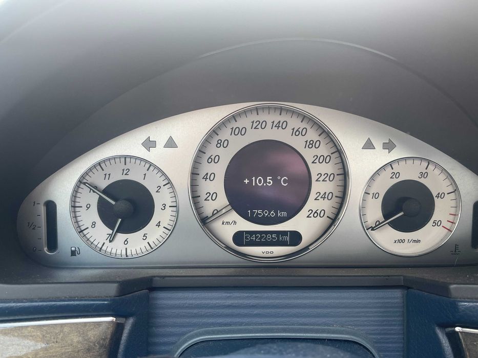 Mercedes-Benz  Daimlerchrysler E320 niebieski skóra 2002r