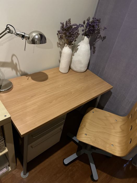 Conjunto de secretária com cadeira, móvel e candeeiro