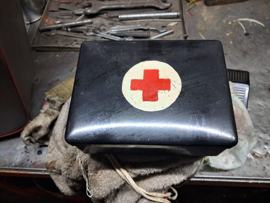 stara apteczka samochodowa 16,5x13x6 z wyposażeniem prl