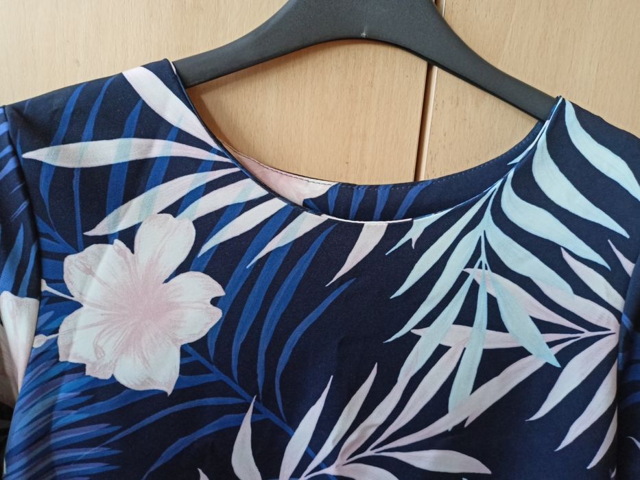 Lekko poszerzana sukienka w kwiaty