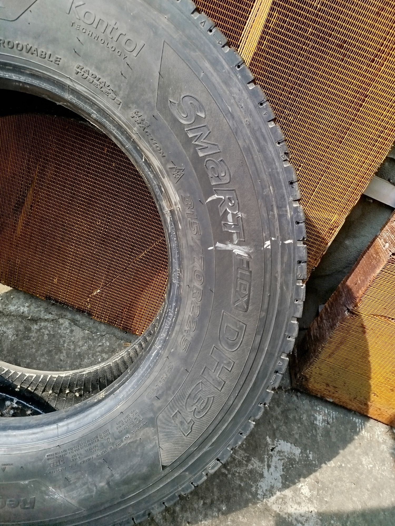 Шина Hankook 315/70R22.5  Залишок протектора 10-12мм. 8 шт.