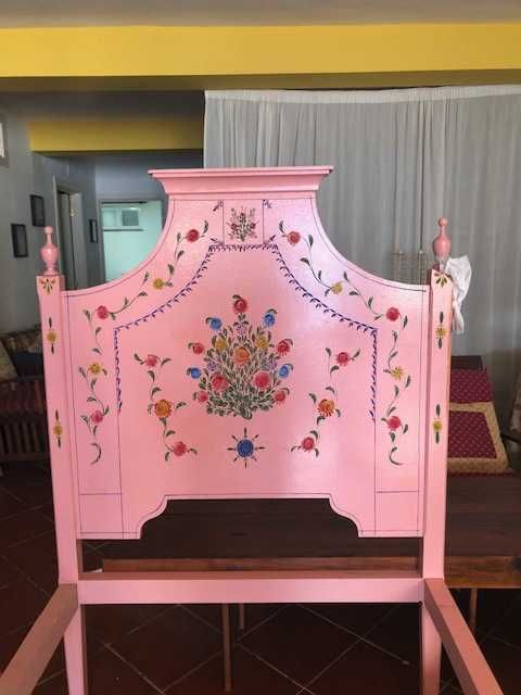 Cama de solteiro antiga com pintura típica