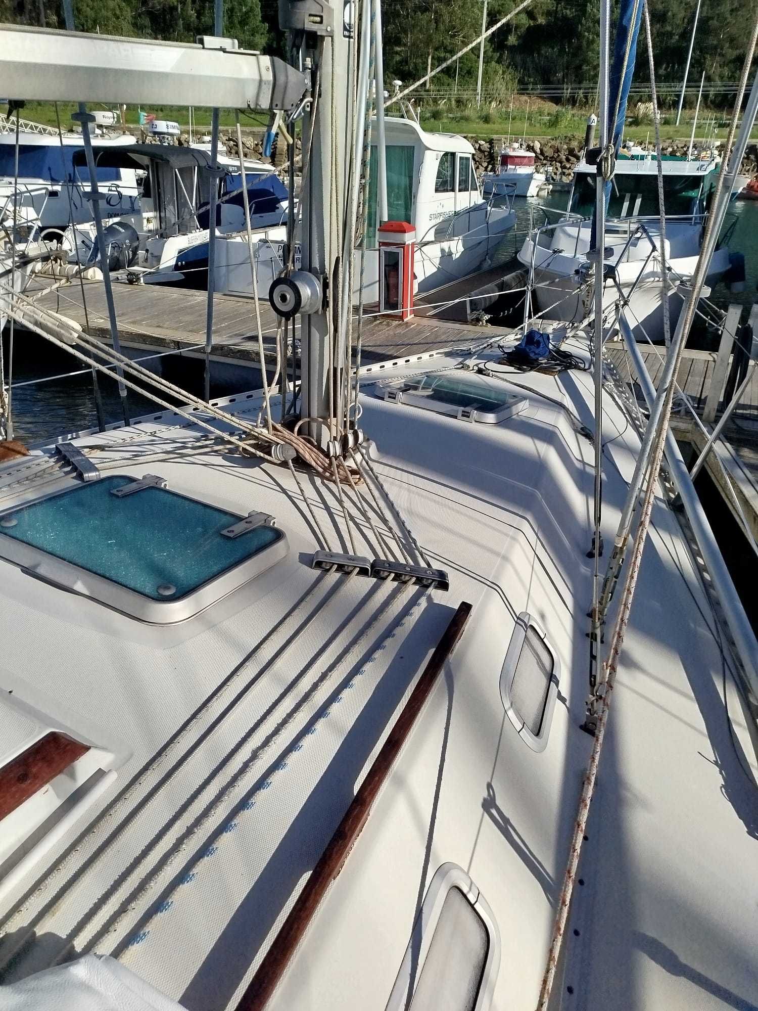 Veleiro Elan 31 – Interior renovado, roda de leme, pronto a navegar