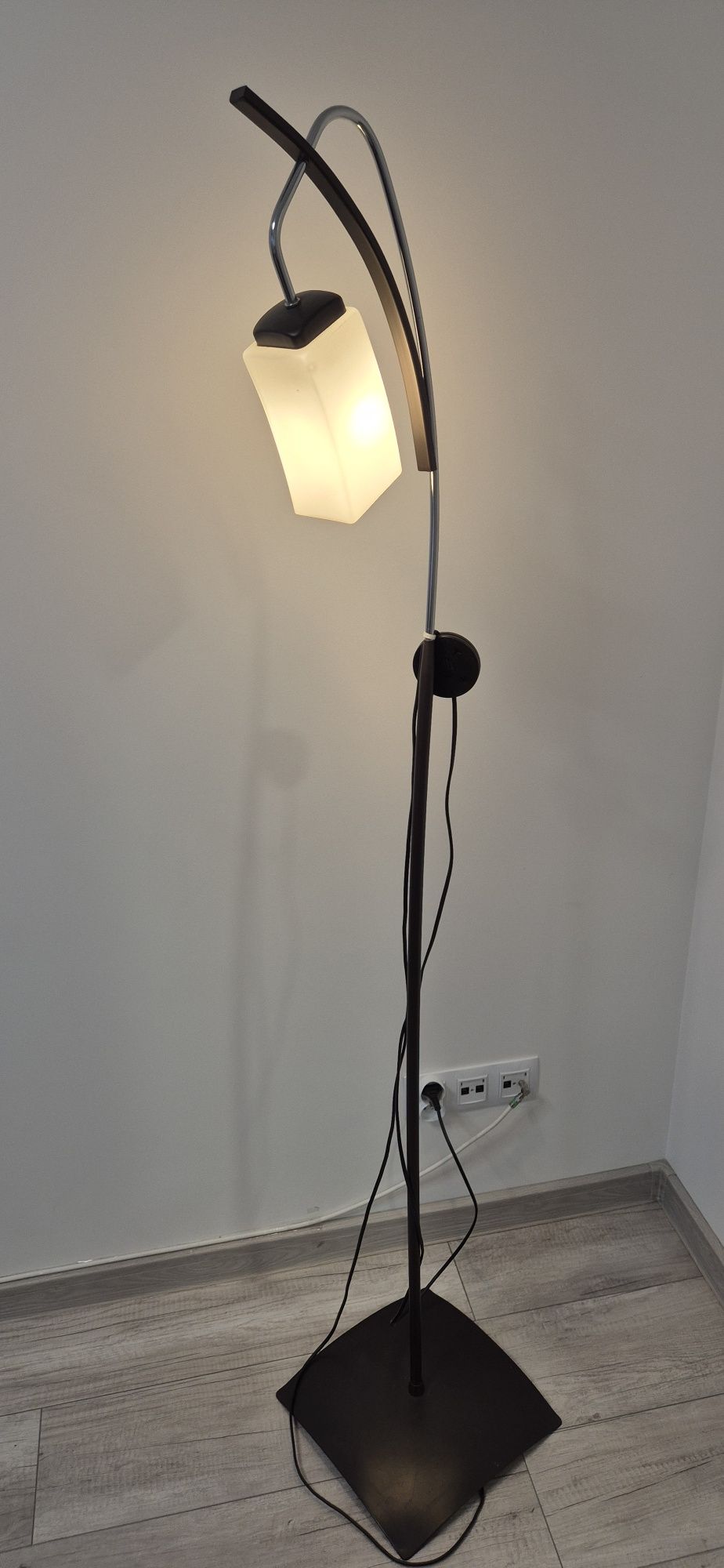 Stojąca lampa do salonu