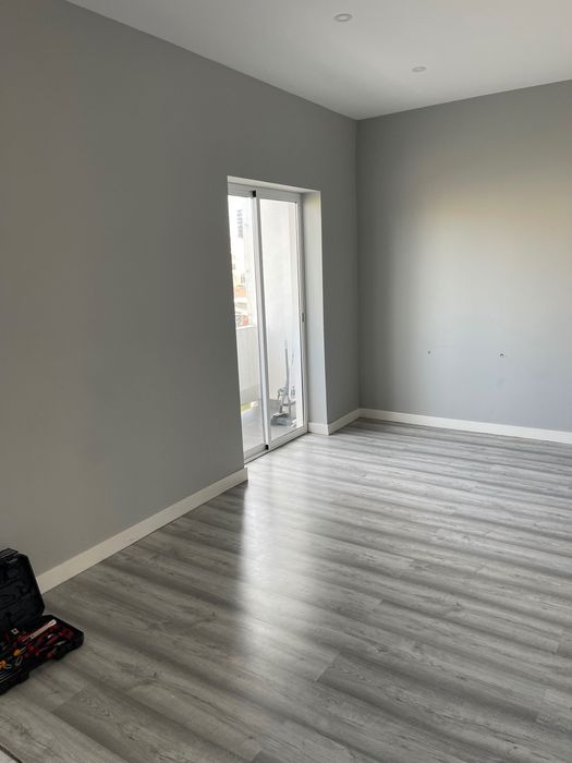 Aluga-se quarto CASAL , MOBILIADO, despesas INCLUÍDAS no BARREIRO