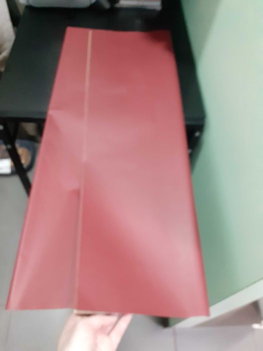 Folhas papel embrulho cor de vinho